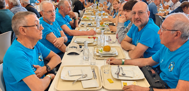 Déjeuner convivial au réfectoire